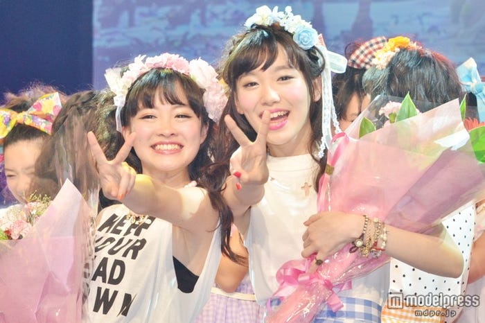 (左から)藤麻理亜、飯豊まりえ