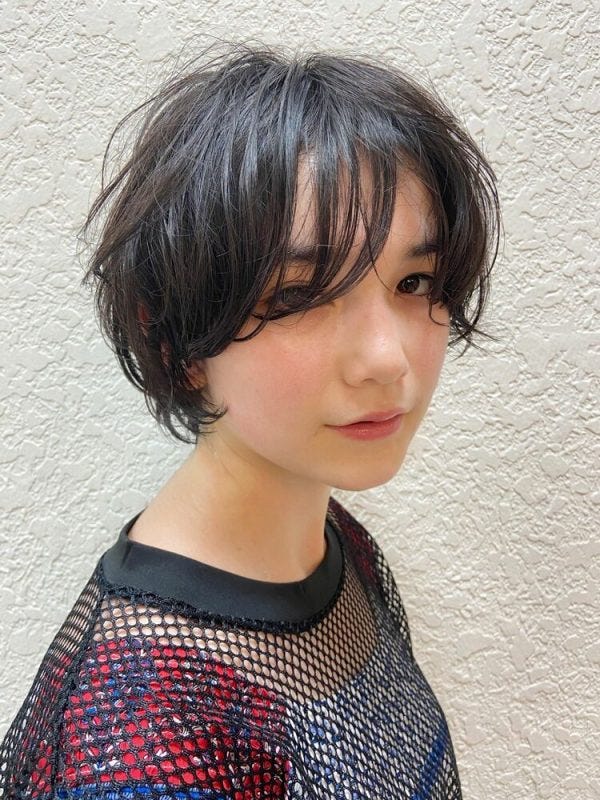 前髪ありのショートヘア 黒髪の髪型が魅力的 真似したい大人おしゃれなスタイル モデルプレス