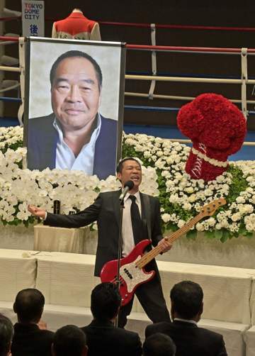 はなわ 6月死去のガッツ石松さんに惜別と感謝の「ビバ・ガッツ」熱唱「これからも天国で伝説を作り続けてくれぇ～！」
