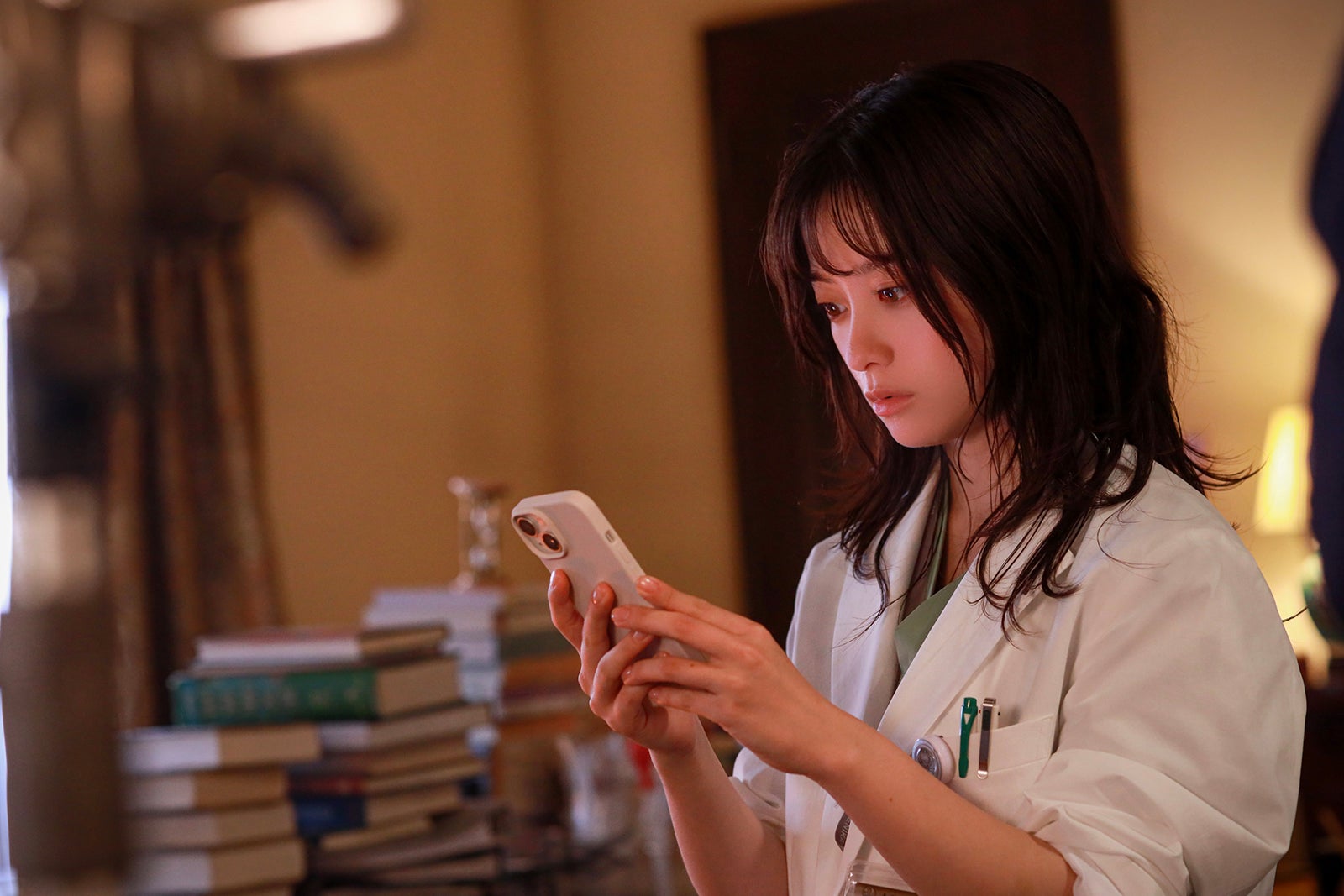 橋本環奈「天久鷹央の推理カルテ」第1話（C）テレビ朝日