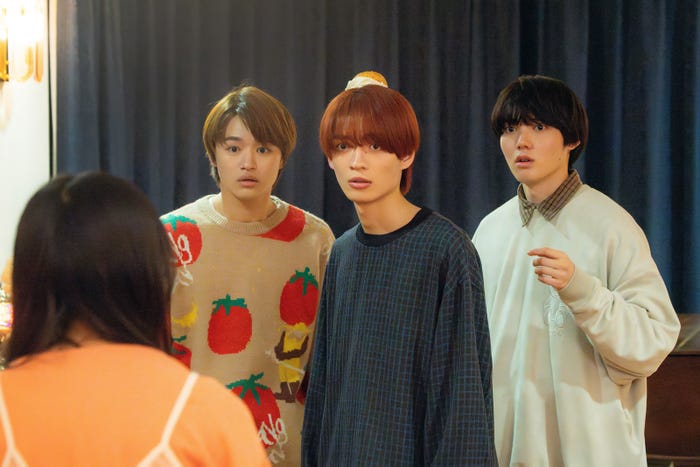大倉空人、杢代和人、小泉光咲「熱愛プリンス」第1話(C)青月まどか/「熱愛プリンス」製作委員会・MBS