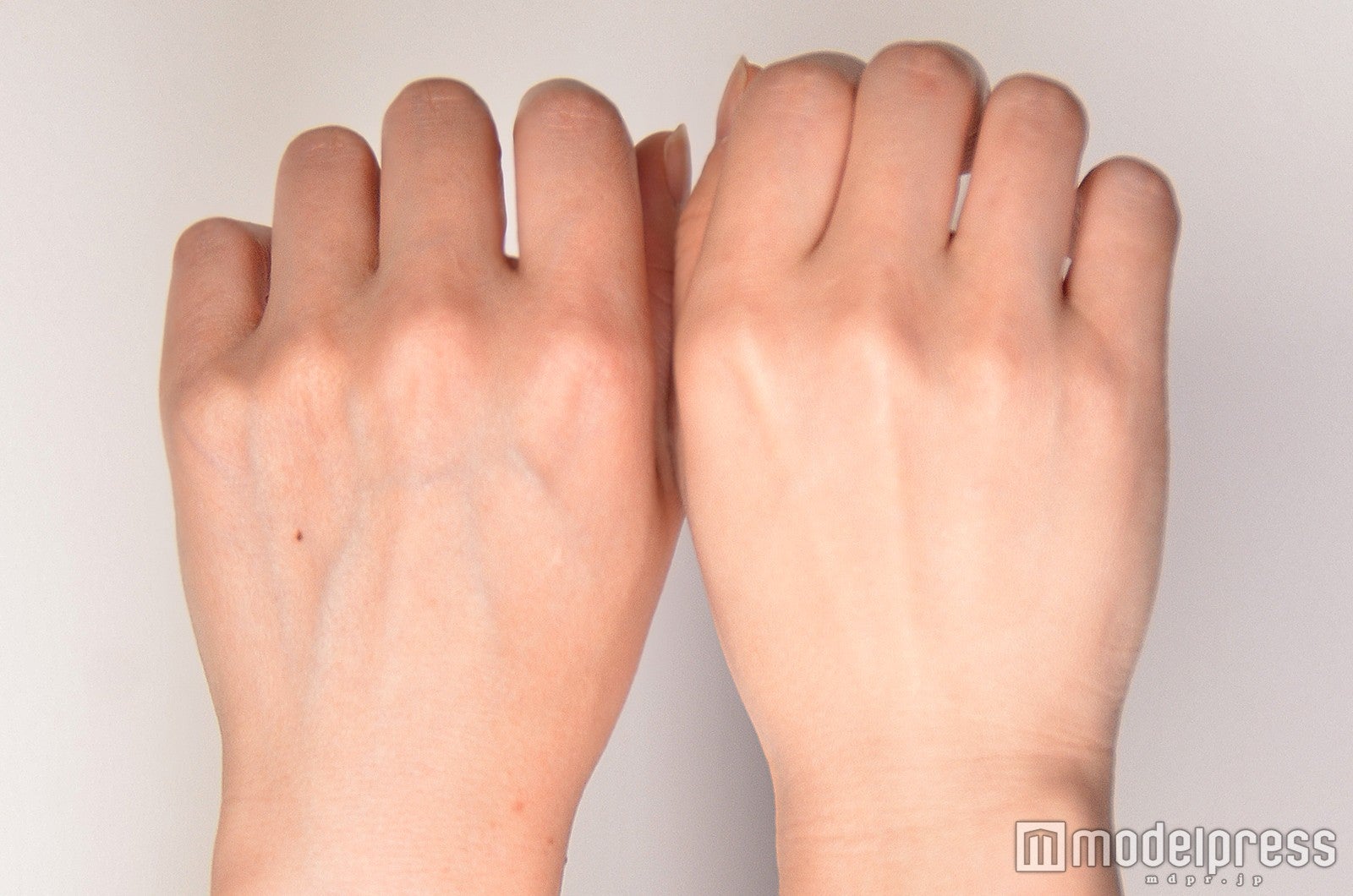 リキッドを塗った右手はトーンも明るくつややかに （C）モデルプレス