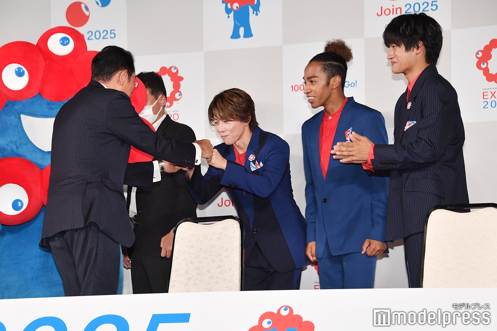 岸田総理とのグータッチに笑顔がこぼれる末澤誠也（C）モデルプレス