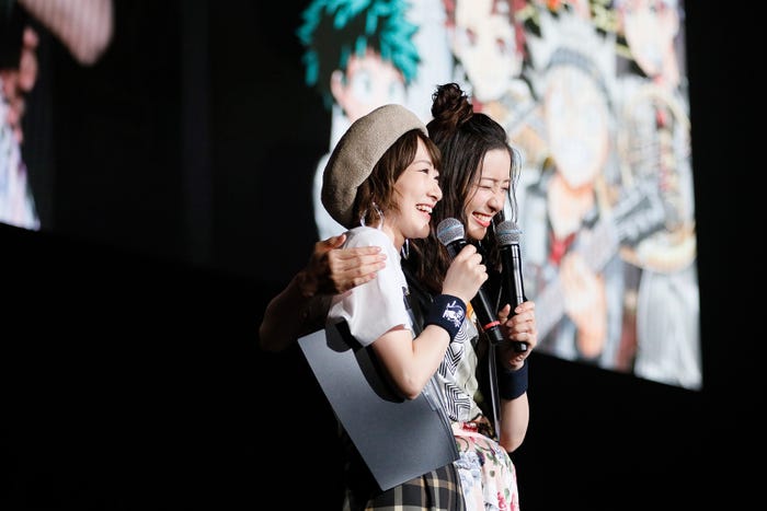 生駒里奈、足立梨花(C)JUMP 50th Anniversary(C)JUMP 50th Anniversary