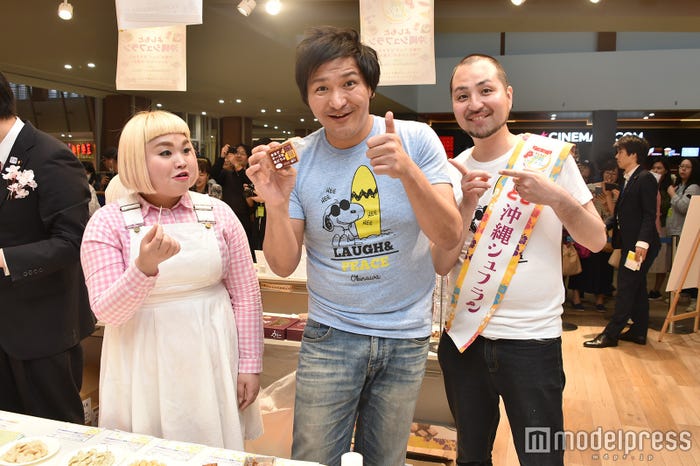 (左から)大屋あゆみ、スリムクラブ(C)モデルプレス