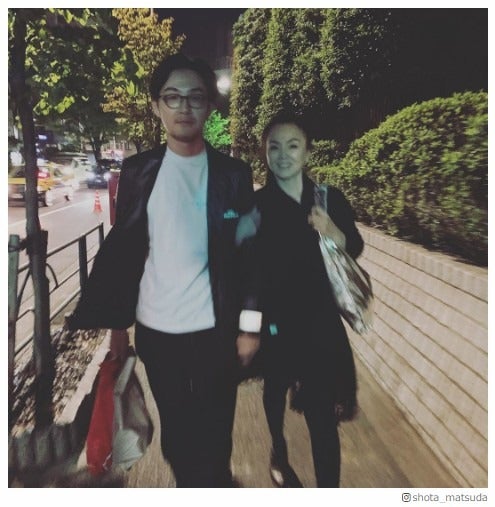 松田翔太、兄・龍平＆母・美由紀の腕組み2ショット公開「龍平、誕生日おめでとう」