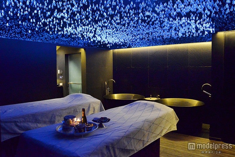 部屋いっぱいにクリスタルの光が降り注ぎ、癒やし効果抜群