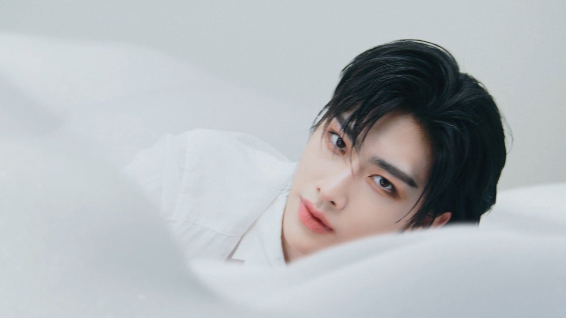 新CM「ビフェスタ 泡洗顔」篇より（提供写真）