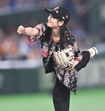 巨人 モデル・俳優の横田真悠がセレモニアルピッチに登場 「JORDAN BRAND」とコラボレーションた特別ユニホームで投球に「ドキドキしちゃいました」
