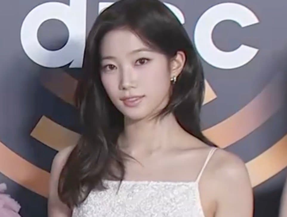 LE SSERAFIM・カズハ、ウエストラインが大胆に開いた豪華衣装に反響「セクシー」「脚の長さよ」