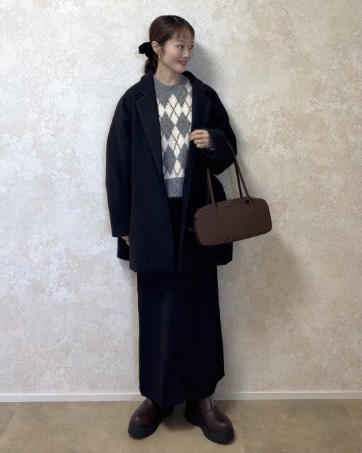 ユニクロフラッフィクルーネックセーターと黒タイトスカートコーデ