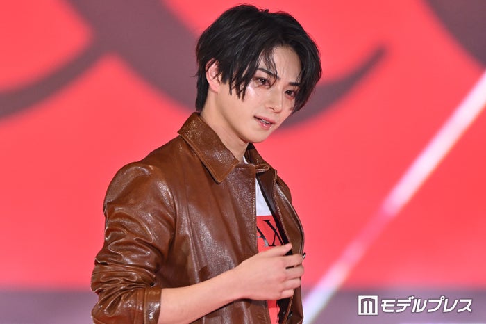 岩瀬洋志、唇拭うセクシー仕草にキュン ロングコート姿で抜群スタイル際立つ 【ガルアワ2026SS】