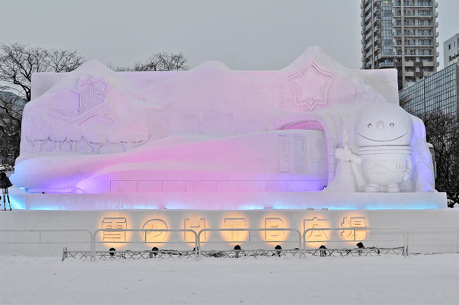 8丁目雪のHTB広場「2016年3月26日開業！北海道新幹線」（C）HTB