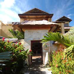 アジアンリゾート風の建築が素敵、館内も緑豊かで良い雰囲気 (C)マリアナ政府観光局/MVA