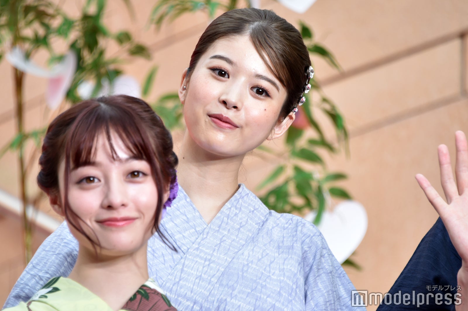 「バイオレンスアクション」完成披露試写会に出席した橋本環奈、馬場ふみか（C）モデルプレス