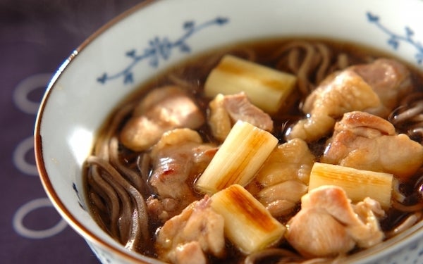 香ばしく焼いたネギがアクセントに! 年越しにピッタリな「鶏南蛮そば」