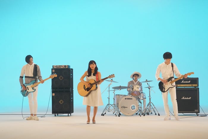 miwa&坂口健太郎らThe STROBOSCORP(C)2017「君と100回目の恋」製作委員会