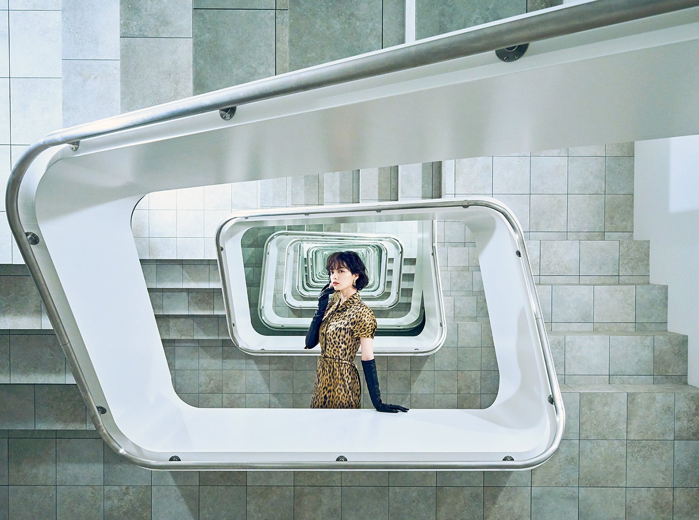 平手友梨奈、アート旅で魅せた圧倒的美貌「だんだん引き込まれていった」