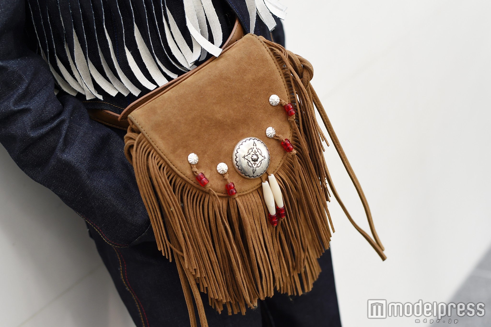 KAWI JAMELEのフリンジバッグ（C）モデルプレス