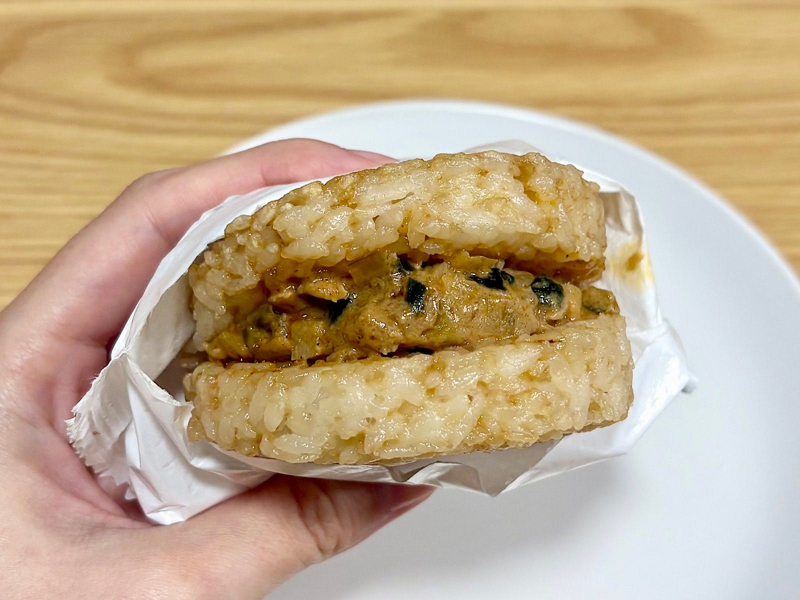 お肉たっぷりなピリ辛の胡麻担々味。もち麦ライスとの相性も◎ 