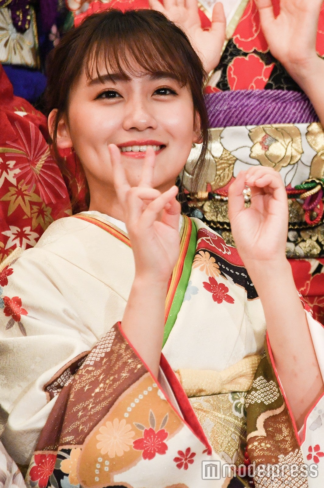 「20」を作る小嶋真子 （C）モデルプレス