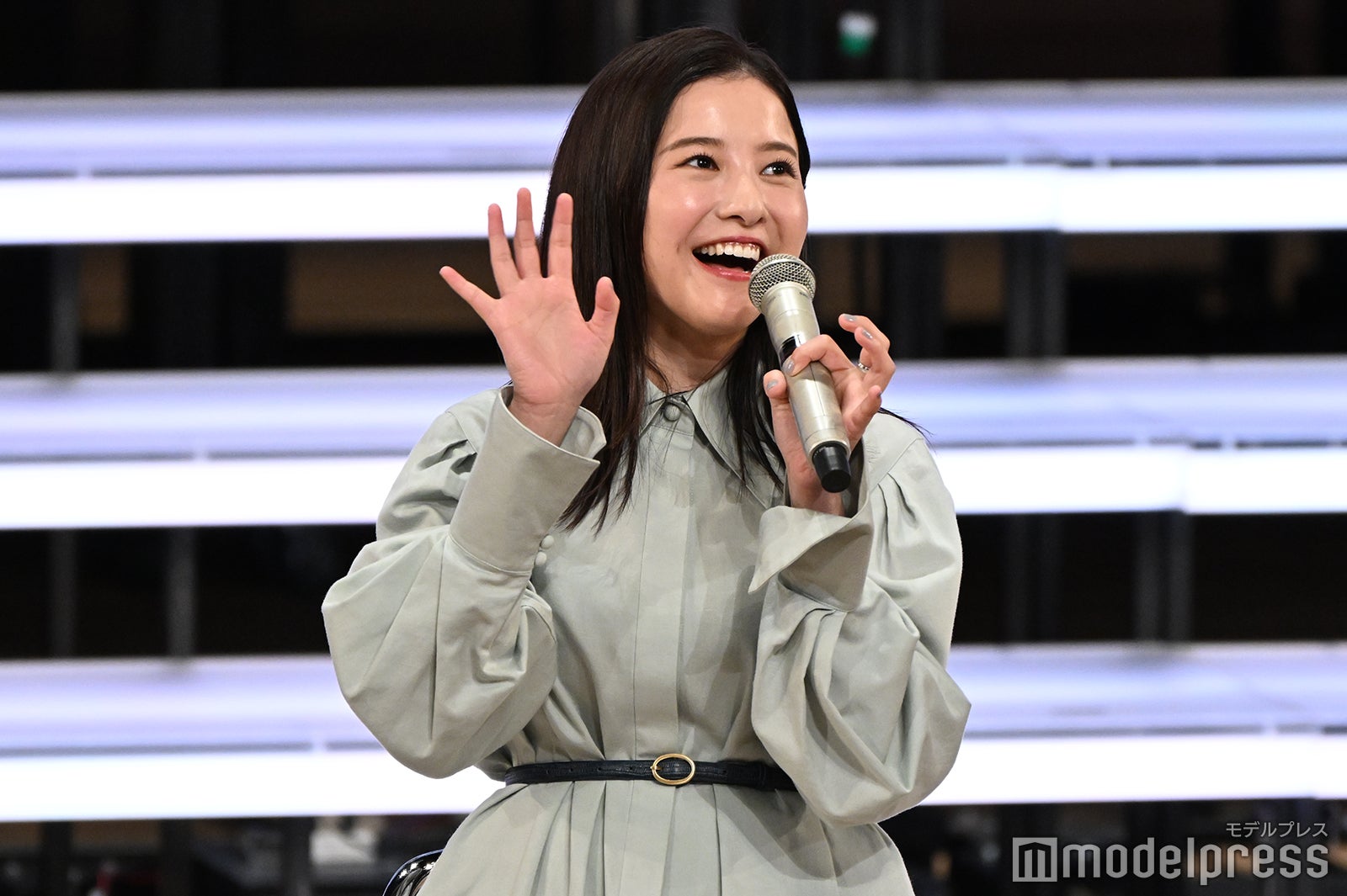 観客に笑顔で手を振る吉高由里子（C）モデルプレス