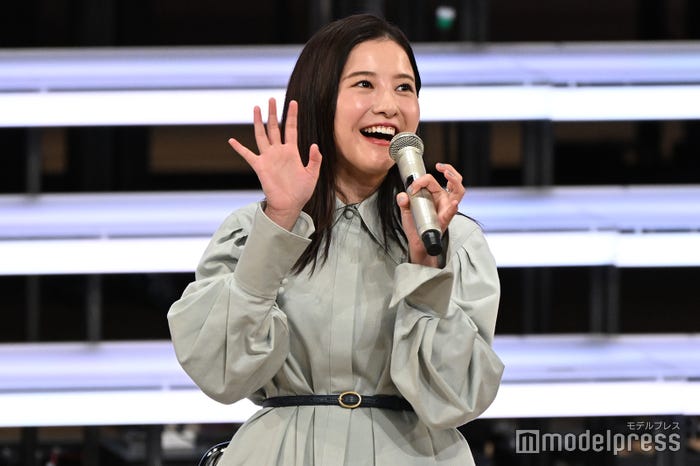 観客に笑顔で手を振る吉高由里子(C)モデルプレス