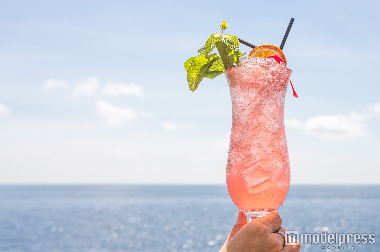 洋上でおいしいカクテルはいかが？ （C）モデルプレス