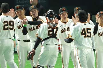 巨人・阿部監督がプロ初勝利の新人・竹丸にかけた言葉「ゲーム前からすごい落ち着いてたんで『君はすごいな』って」 降板後に左肩をもみもみ