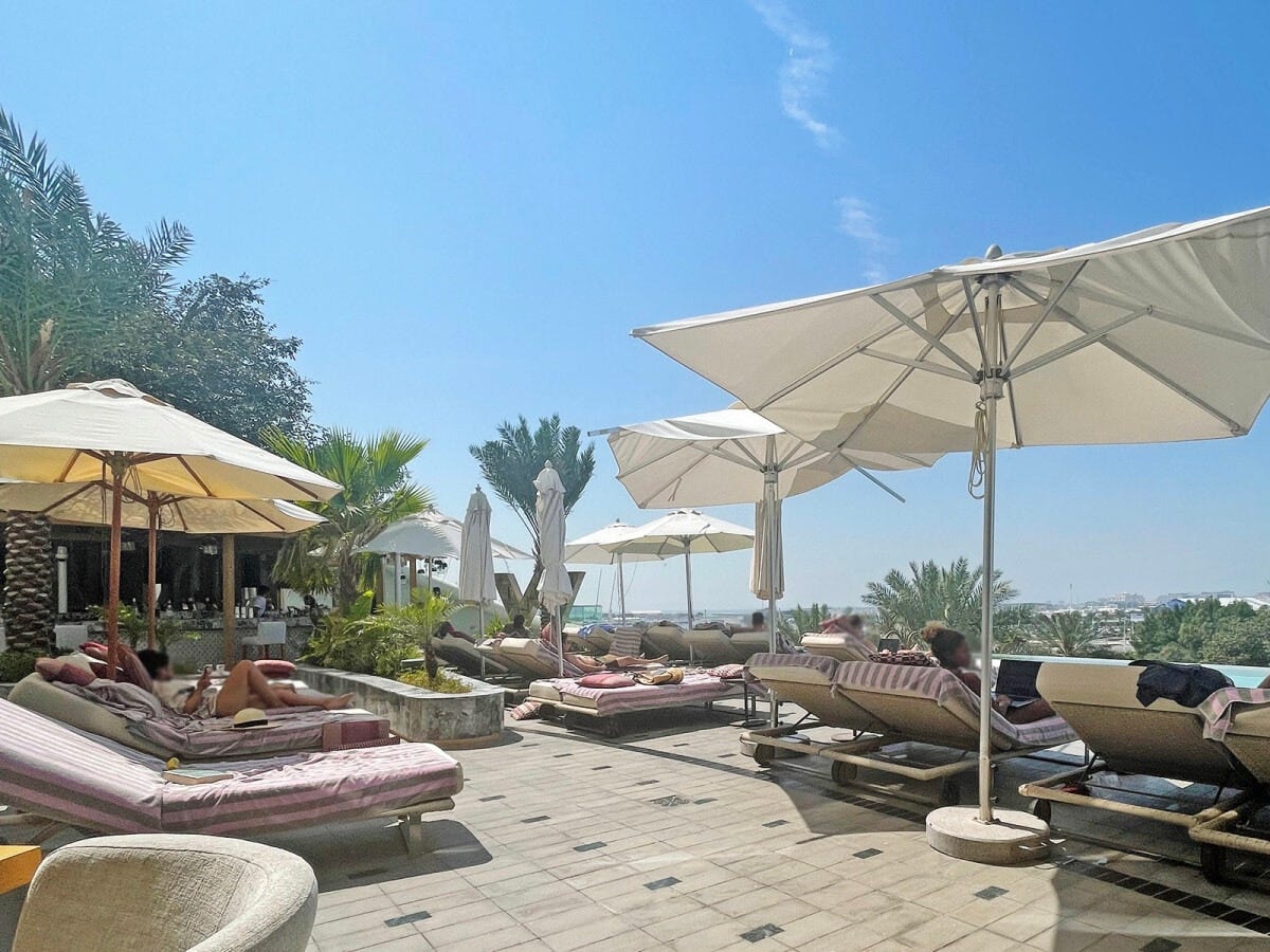 取材時に滞在したホテル「Wドバイ－ミナセヤヒ」。プールやスパも充実