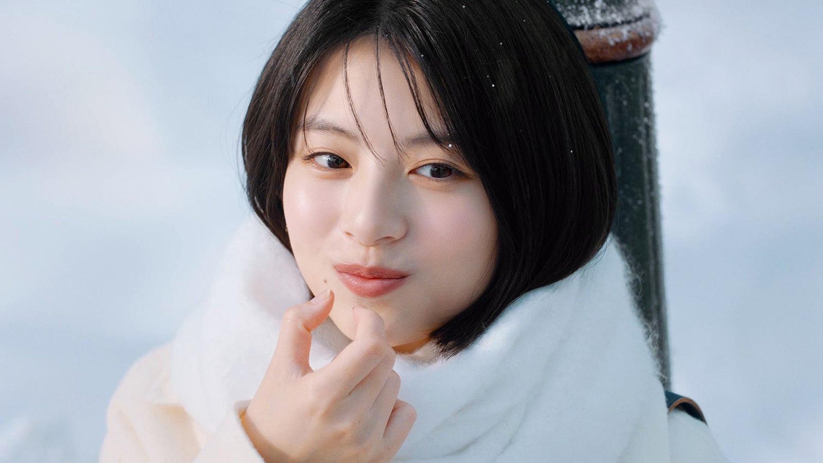 出口夏希／メルティーキッス新CM「冬の待ち合わせ」篇（提供写真）