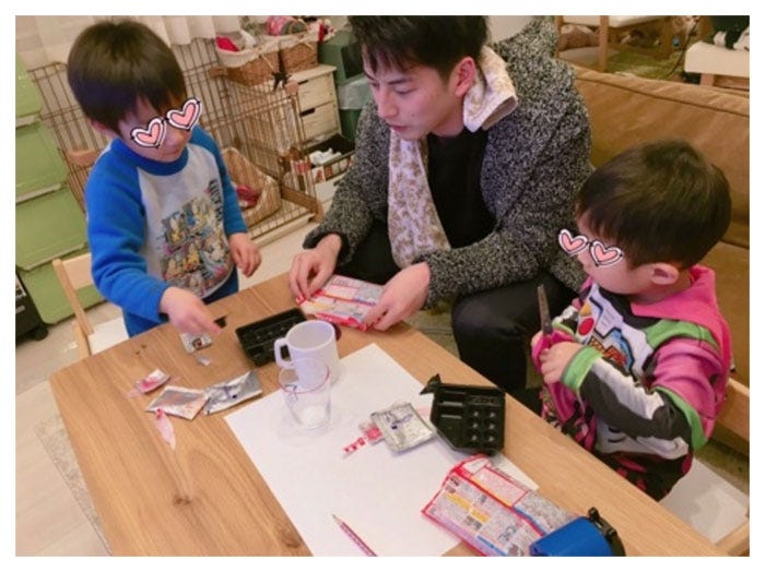 2人の息子と遊ぶ石黒英雄/辻希美公式ブログ(Ameba)より