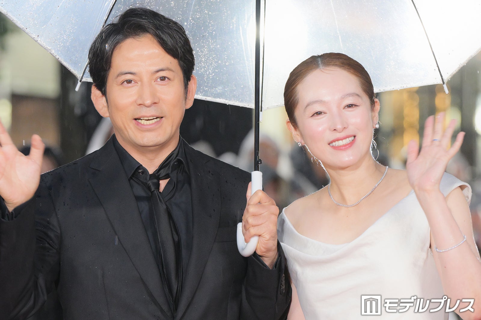 岡田准一、雨のレカペで清野菜名を紳士にエスコート 夫婦役演じる【第39回東京国際映画祭】