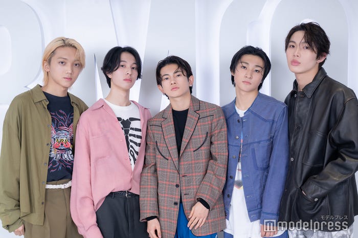 (左から)TAICHI(タイチ)、YUTA(ユウタ)、KEI(ケイ)、KANTA(カンタ)、RAIKI(ライキ)(C)モデルプレス