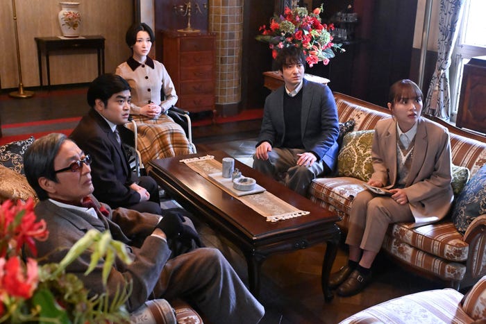 佐戸井けん太、加藤諒、菅野莉央、忍成修吾、内田理央「問題物件」第10話より(C)フジテレビ