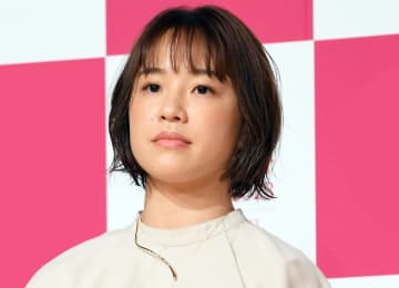 コンサート会場にリオ五輪金メダリスト タオル広げキラキラの笑みが「わーかわいー」「うらやましい」