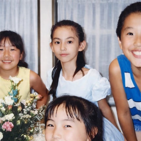 47歳人気モデル、幼少期ショットに驚きの声「すでに美しい」 両親にも「美男美女すぎ」