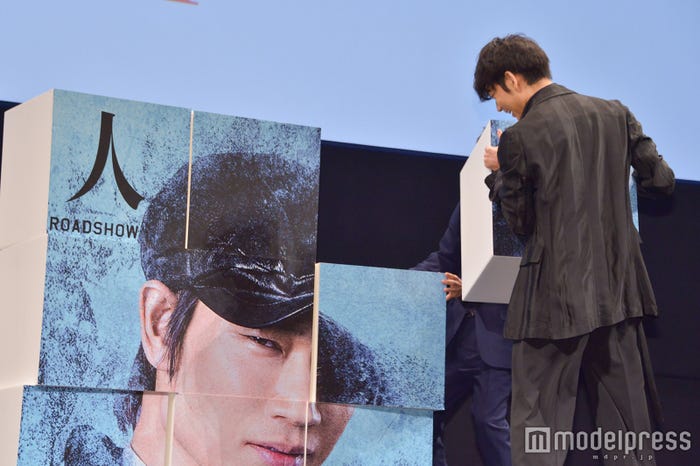 佐藤健がパーツをチェンジした決定的な瞬間(C)モデルプレス