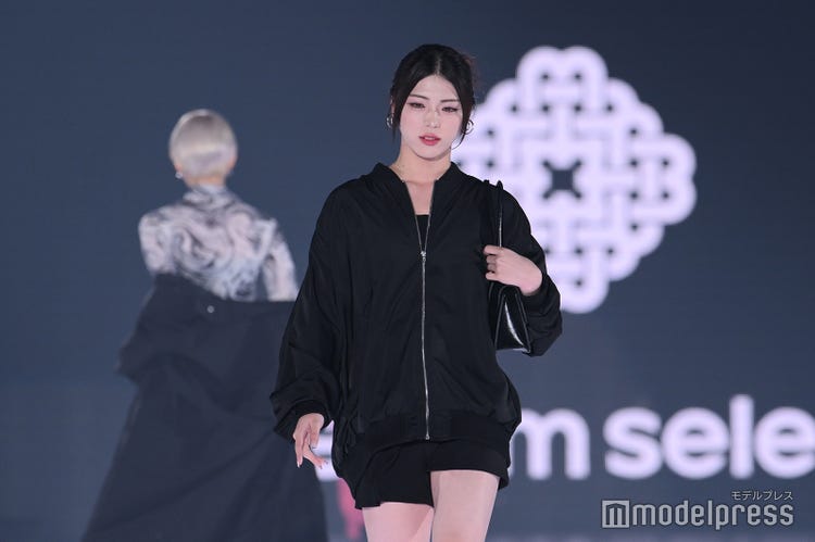 井手上漠　水着 画像15/46) 井手上漠、美ヒップ眩しい水着ショット公開「スタイル抜群」と反響 - モデルプレス