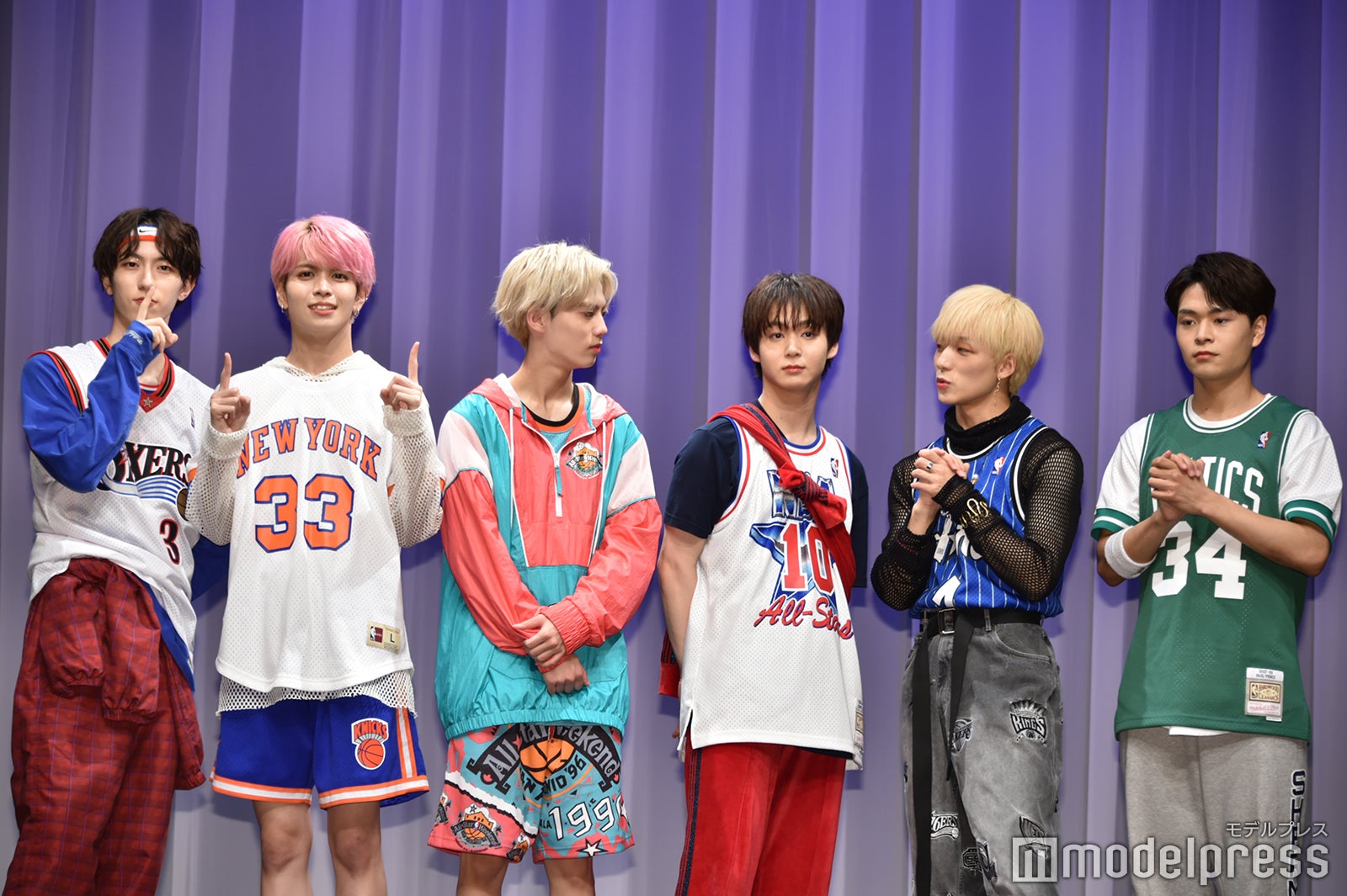 ポーズの打ち合わせをする四谷真佑、栗田航兵、小堀柊、太田駿静、古瀬直輝、海帆（C）モデルプレス