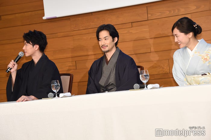 佐藤健、竹野内豊、綾瀬はるか (C)モデルプレス