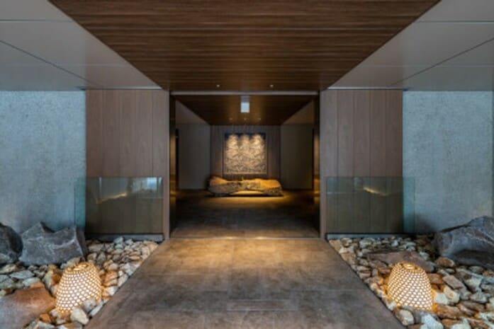 岩のオブジェがひときわ目を引くエントランス