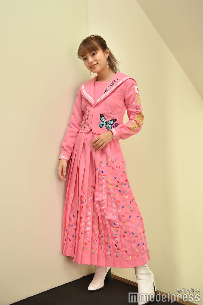 鮮やかなピンクのセーラー服で来社したきょうきょう(C)モデルプレス