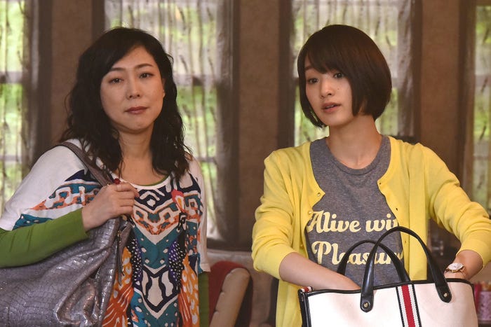 椿鬼奴、剛力彩芽/「家政夫のミタゾノ」第2話より(C)テレビ朝日