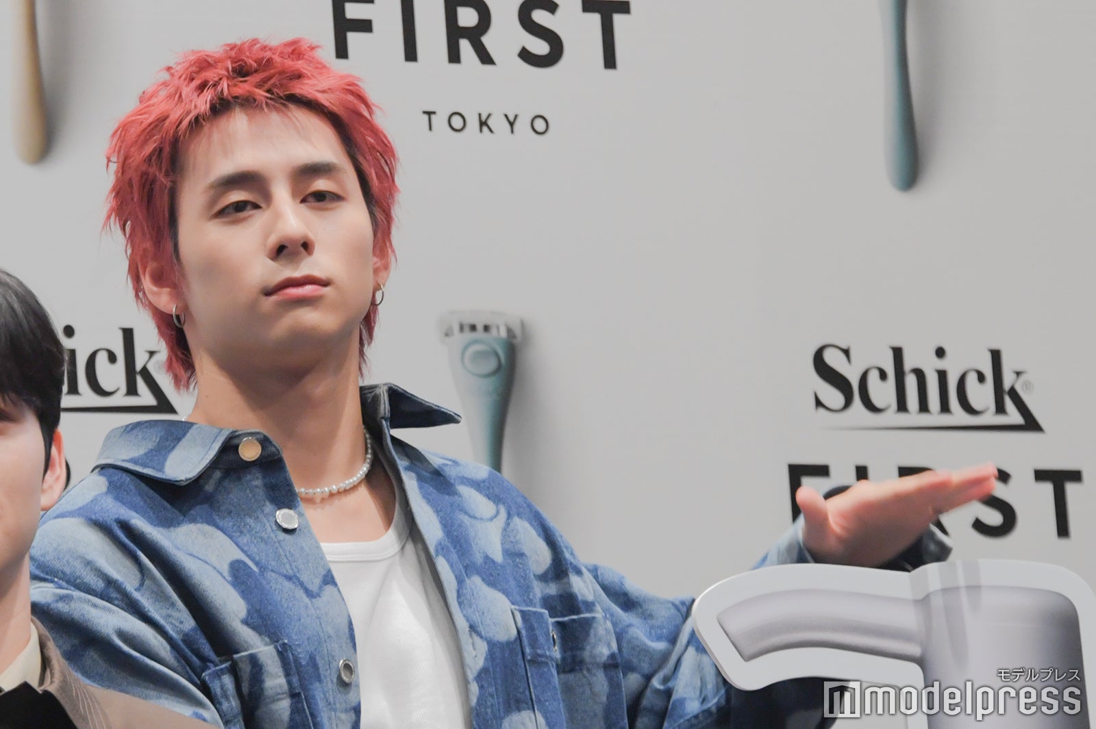 ポンプのプロップを押すジェスチャーをする西洸人（C）モデルプレス