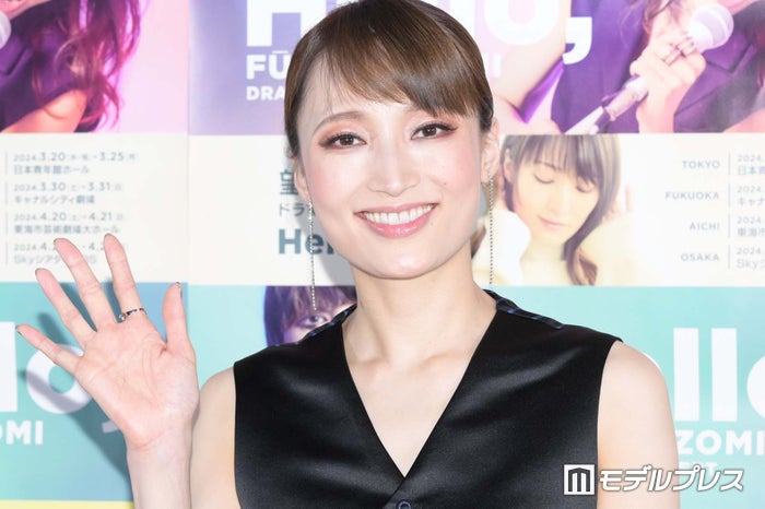 元宝塚雪組トップスター・望海風斗、アンジェラ・アキ復帰後初の提供楽曲に「すごく心が洗われた」美デコルテ見せで色気放つ＜Hello,＞
