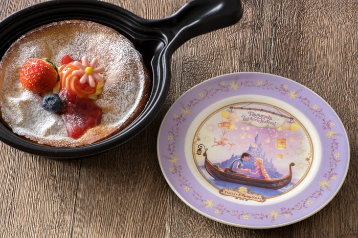 スウィーツエバーアフター(レモン&ストロベリー)¥700/スーベニアプレート(プラス¥650)(C)Disney