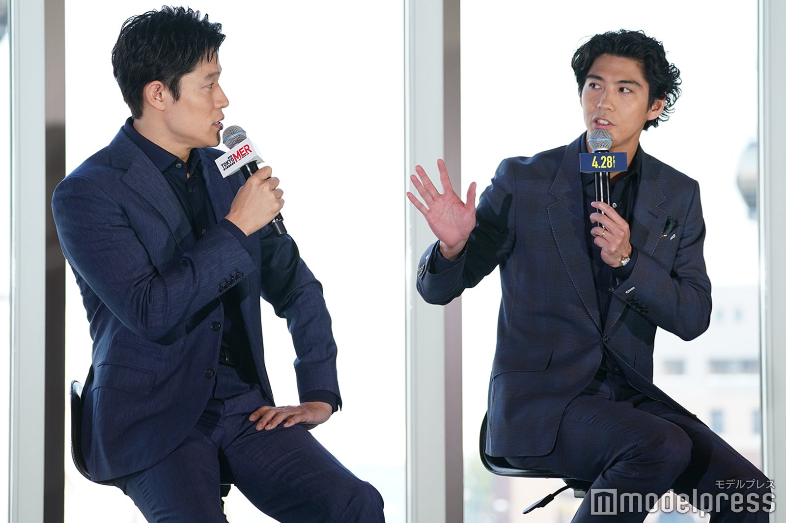 鈴木亮平、賀来賢人 （C）モデルプレス