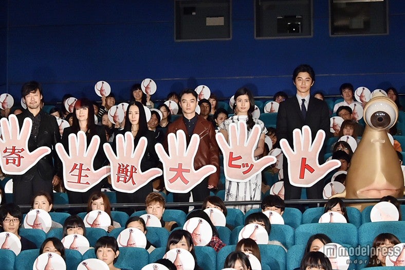 映画『寄生獣』初日舞台挨拶／左から：山崎貴監督、余貴美子、深津絵里、染谷将太、橋本愛、東出昌大、ミギー