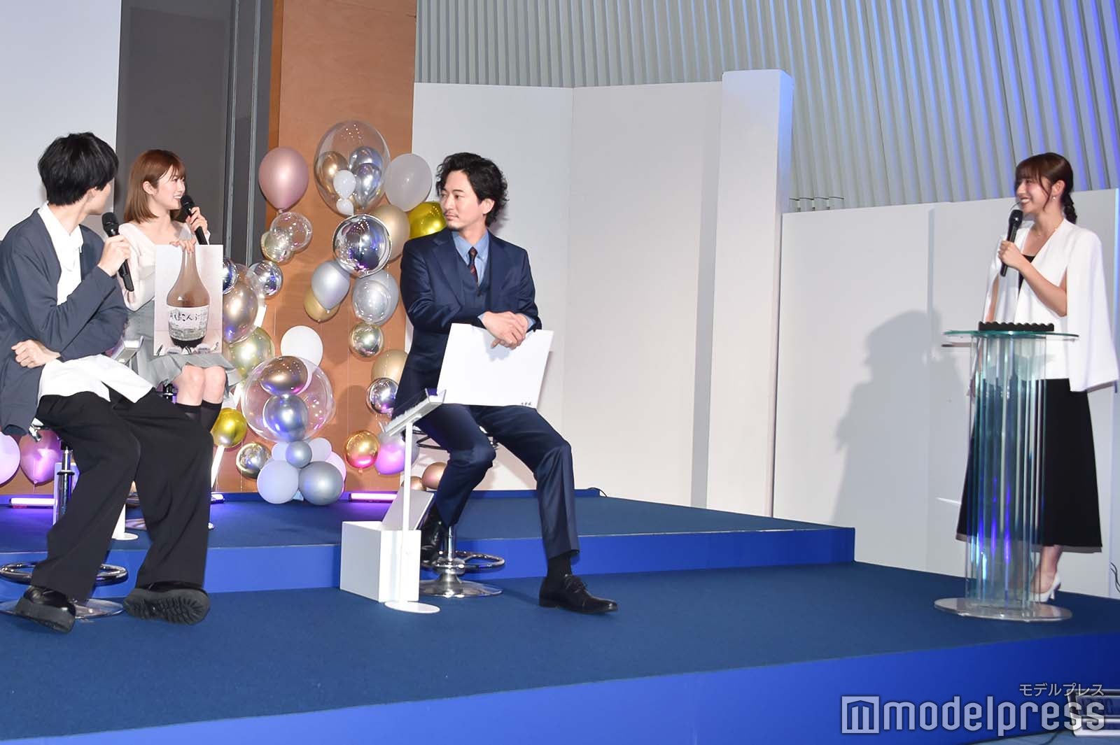 （左から）萩原利久、樋口日奈、浅香航大、斎藤ちはるアナ（C）モデルプレス